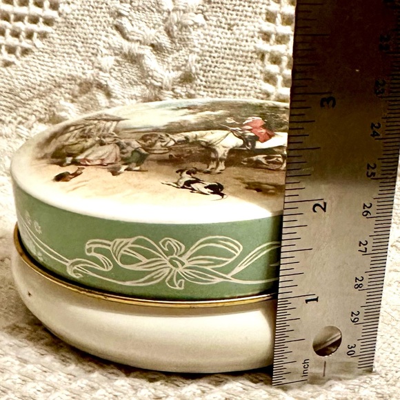 Vtg RILEY'S TOFFEE TIN Container Limited Edition COLONIAL SCENE ENGLAND Rare - Picture 9 of 12